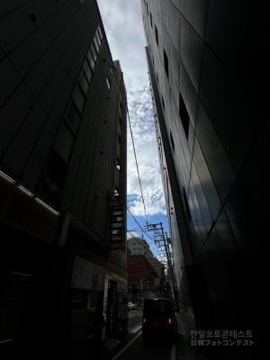 후쿠오카 빌딩사이의  하늘