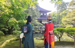 일본 정원을 구경하는 옛 사람들